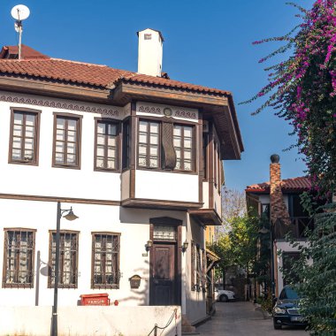 Antalya, Türkiye - 15 Kasım 2021: Tarihi kent merkezinde şehir manzarası 