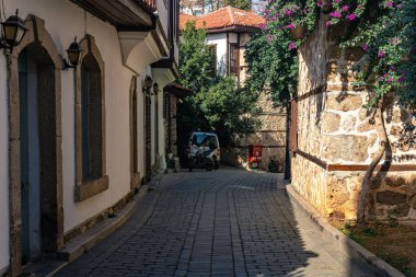 Antalya, Türkiye - 15 Kasım 2021: Tarihi kent merkezi sokakları