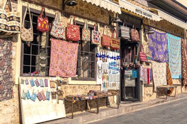 Antalya, Türkiye - 15 Kasım 2021: tarihi kent merkezi Kaleici 'de tarihi dar bir şeride parketmiş bisiklet