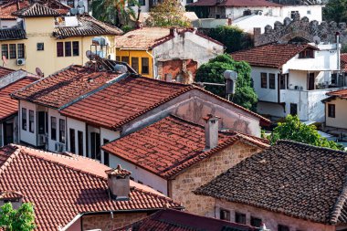 Antalya, Türkiye - 15 Kasım 2021: Tarihi merkezdeki antik evlerin kiremitli çatılarının üst görüntüsü 