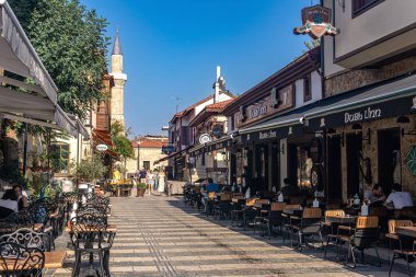 Antalya, Türkiye - 15 Kasım 2021: Tarihi merkezde otelleri ve restoranları olan eski sokaklar