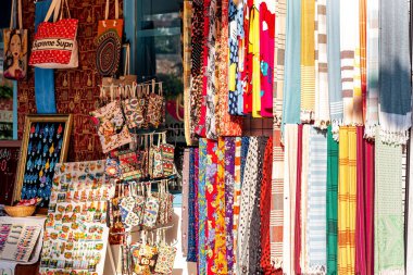Antalya, Türkiye - 15 Kasım 2021: Tarihi şehir merkezinde eski tekstil mağazası