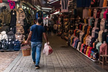 Antalya, Türkiye - 15 Kasım 2021: Kaleici 'de sokak satıcılığı - tarihi şehir merkezi