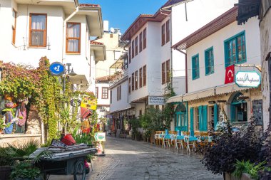Antalya, Türkiye - 15 Kasım 2021: Tarihi merkezde otelleri ve restoranları olan eski sokaklar