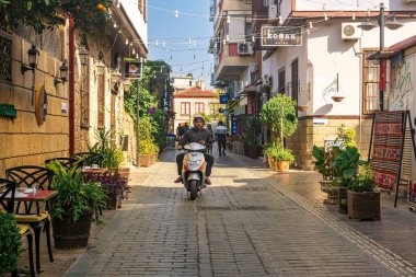 Antalya, Türkiye - 15 Kasım 2021: Mobiletli bir adamla tarihi kent merkezine bakın