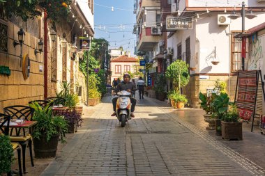 Antalya, Türkiye - 15 Kasım 2021: Mobiletli bir adamla tarihi kent merkezine bakın