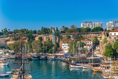 Antalya, Türkiye - 15 Kasım 2021: Antalya 'nın tarihi merkezinde eğlence amaçlı yelkenli gemileri bulunan eski liman manzarası