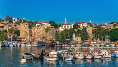 Antalya, Türkiye - 15 Kasım 2021: Antalya 'nın tarihi merkezinde eğlence amaçlı yelkenli gemileri bulunan eski liman manzarası