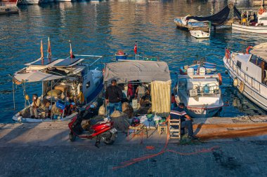 Antalya, Türkiye - 15 Kasım 2021: Eski şehir limanındaki balıkçılar