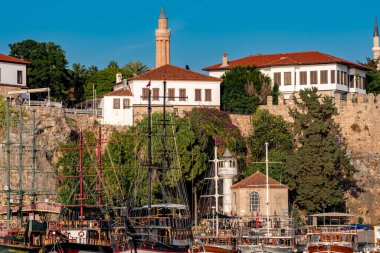 Antalya, Türkiye - 15 Kasım 2021: Kaleici ve tarihi liman manzarası