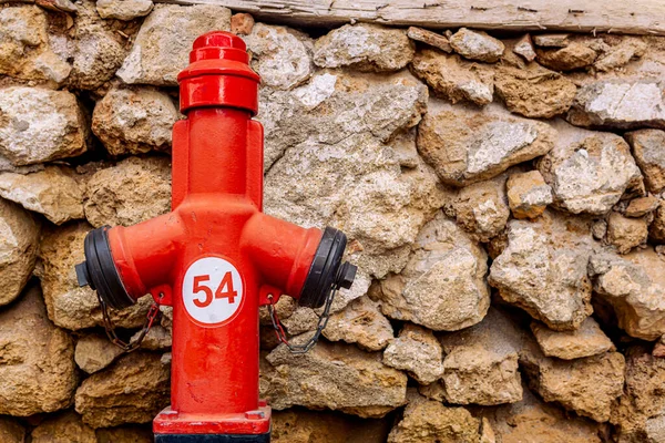 Červená Požární Hydrant Blízkosti Vinobraní Kamenné Zdi — Stock fotografie