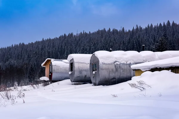 Сменный Лагерь Цилиндрическими Переносными Зданиями Снежной Зимней Тайге — стоковое фото