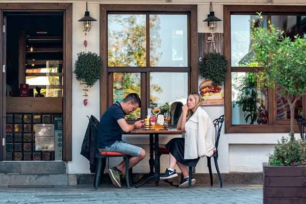 Antalya Turquia Novembro 2021 Casal Mesa Café Rua Centro Histórico — Fotografia de Stock
