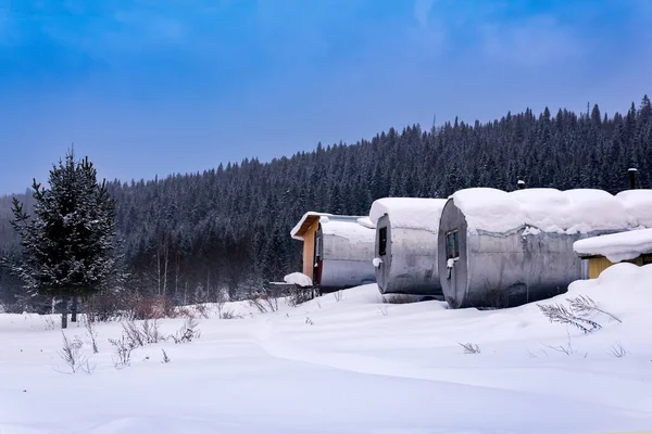 雪の冬の北タイガで円筒形のポータブルビルとシフトキャンプ — ストック写真
