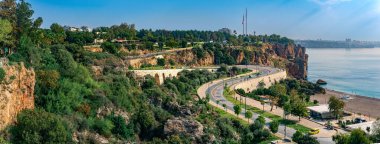 Antalya, Türkiye - 15 Kasım 2021: karayolu, sahil ve kıyı kayalıkları ile panoramik görünüm