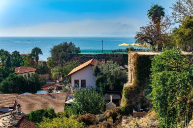 Antalya, Türkiye - 15 Kasım 2021: Kaleici 'deki evlerin genel manzarası, tarihi şehir merkezi, antik kalenin en tepesindeki açık hava restoranı
