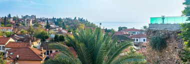 Antalya, Türkiye - 15 Kasım 2021: Kıyı tarihi kent merkezi Kaleici 'deki evlerin panoramik görünümü