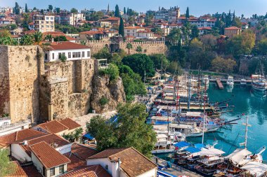 Antalya, Türkiye - 15 Kasım 2021: Tarihi kent merkezinde tarihi liman ve antik kale duvarları 