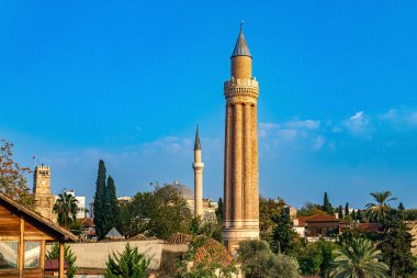 Antalya, Türkiye - 15 Kasım 2021: Tarihi kent merkezinde Yivli Minare Camii (Fluted Minaret Camii) 