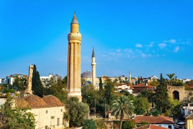 Antalya, Türkiye - 17 Kasım 2021: Tarihi kent merkezinde Yivli Minare Camii (Fluted Minaret Camii) 