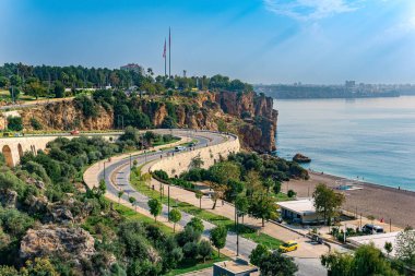 Antalya, Türkiye - 17 Kasım 2021: karayolu, sahil ve kıyı kayalıkları olan kıyı şeridi manzarası