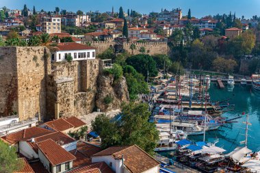Antalya, Türkiye - 17 Kasım 2021: Tarihi şehir merkezinde antik liman 