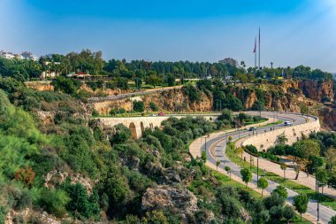 Antalya, Türkiye - 17 Kasım 2021: Şehir kıyısında dolambaçlı yol