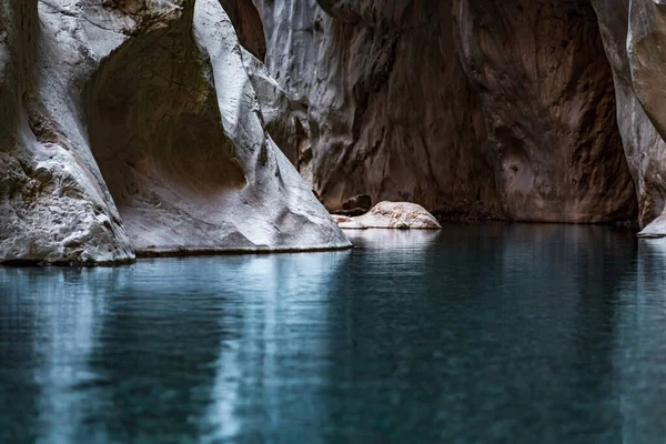 Titokzatos Keskeny Sziklás Kanyon Kék Vízzel Alján Goynuk Törökország Jogdíjmentes Stock Fotók