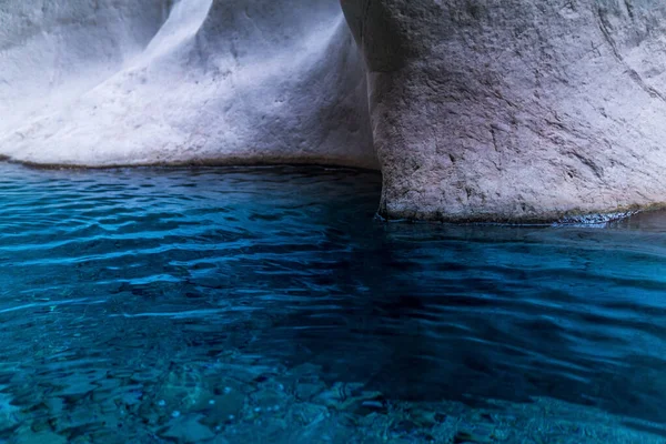 Ruscello Blu Pulito Con Sponde Rocciose Sul Fondo Profondo Canyon — Foto Stock