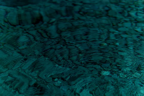 抽象模糊的背景 透明清洁蓝水的表面 水滴形成圆圈 — 图库照片