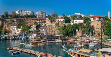 Antalya, Türkiye - 17 Kasım 2021: Tarihi şehir merkezinde antik liman 