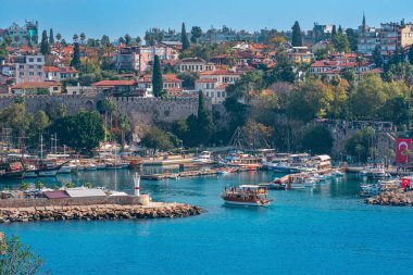 Antalya, Türkiye - 17 Kasım 2021: Tarihi şehir merkezinde antik liman 