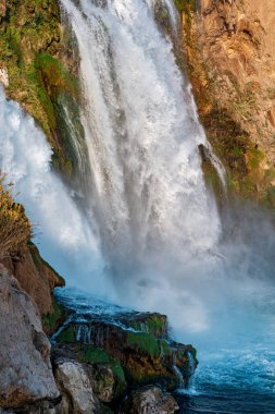 Büyük bir şelalenin eteğindeki manzara