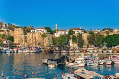 Antalya, Türkiye - 17 Kasım 2021: Tarihi şehir merkezinde antik liman 