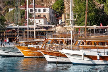 Antalya, Türkiye - 17 Kasım 2021: Tarihi kent merkezindeki antik limanda eğlence gemileri 