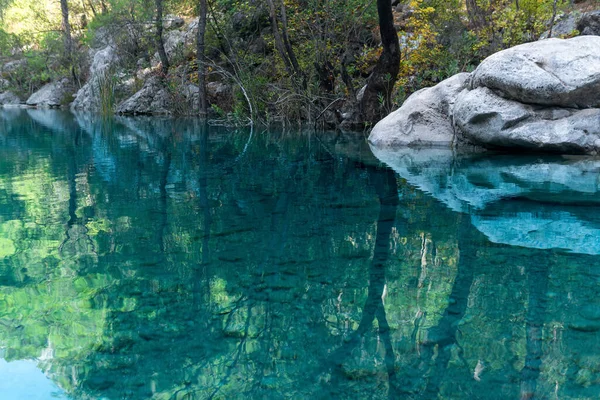 See Mit Ruhigem Blauem Wasser Bergherbstwald — Stockfoto