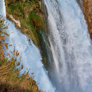 Büyük bir şelalenin eteğindeki manzara