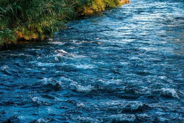 Rychlá Horská Řeka Teče Mezi Travnatými Břehy — Stock fotografie