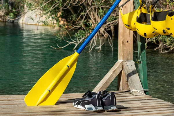 Pier Para Rafting Com Equipamento Dobrado Capacetes Remo Canhão Goynuk — Fotografia de Stock