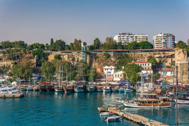Antalya, Türkiye - 17 Kasım 2021: Tarihi şehir merkezinde antik liman 