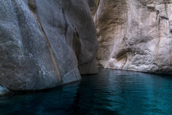 Прозора Блакитна Вода Глибокому Каньйоні Яскравими Кам Яними Стінами — стокове фото