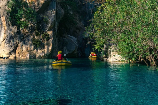 Turistas Bote Inflable Flotan Por Cañón Rocoso Con Agua Azul — Foto de Stock