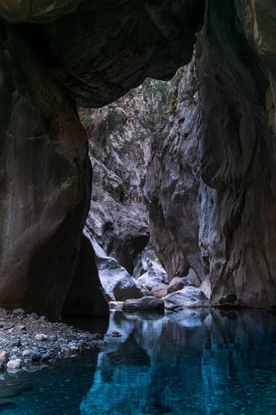 Natürlicher Tunnel Einer Schlucht Mit Klarem Transparentem Wasser — Stockfoto