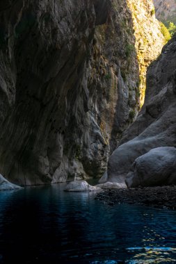 Türkiye 'nin Goynuk kentinde açık mavi nehri olan doğal kayalık kanyon