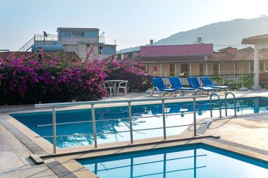 Yüzme havuzlu ve güneşli boş bir otel.
