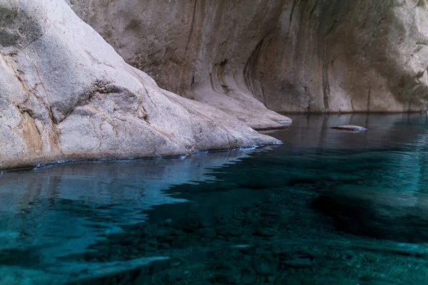 Arroyo Azul Limpio Con Riberas Rocosas Fondo Profundo Cañón — Foto de Stock