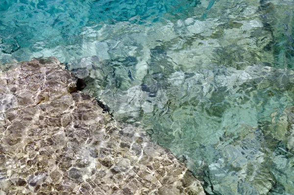 Скеля під чистою водою — стокове фото