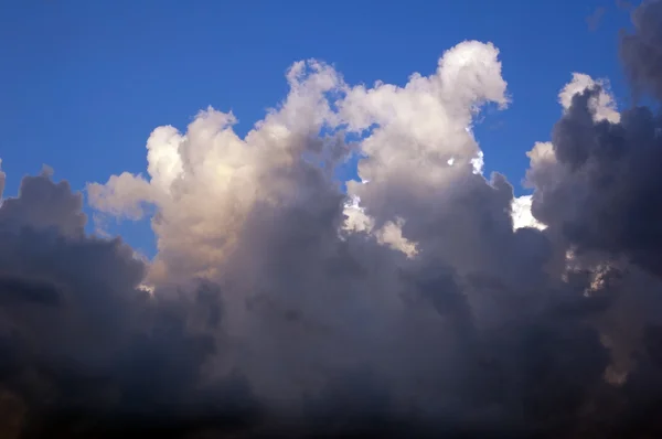 Donkere bewolkte hemel — Stockfoto