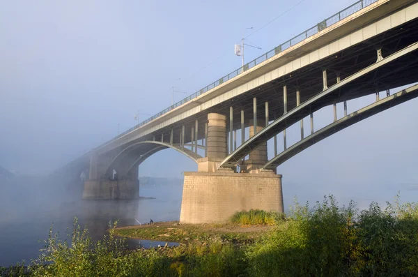 Каменный и стальной мост — стоковое фото