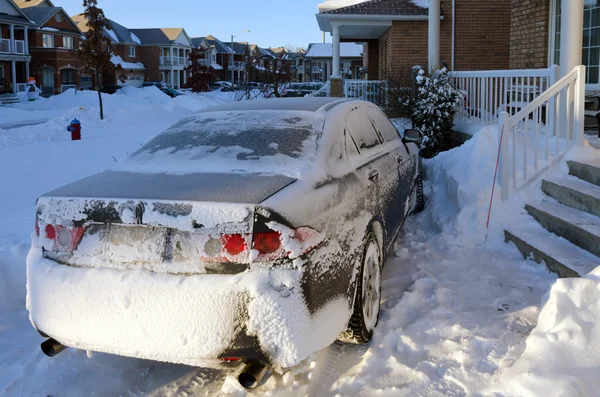 Auto dopo tempesta di neve — Foto Stock